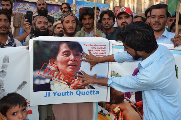 Muslim Pakistan menggelar protes kepada pemerintahan Myanmar terkait perlakuan terhadap Muslim Rohingya. Mereka menggelar demo di  Quetta, 8 September 2017. Para pendemo juga mengecam Aung San Suu Kyi yang dinilai diam hingga kini. 