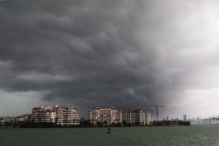 Awan badai terlihat di atas Pulau Fisher saat badai Irma mendekat ke arah Pantai Miami, Florida, 9 September 2017. Florida adalah bagian dari perjalanan badai yang saat mencapai Florida akan berkekuatan Kategori 4. 