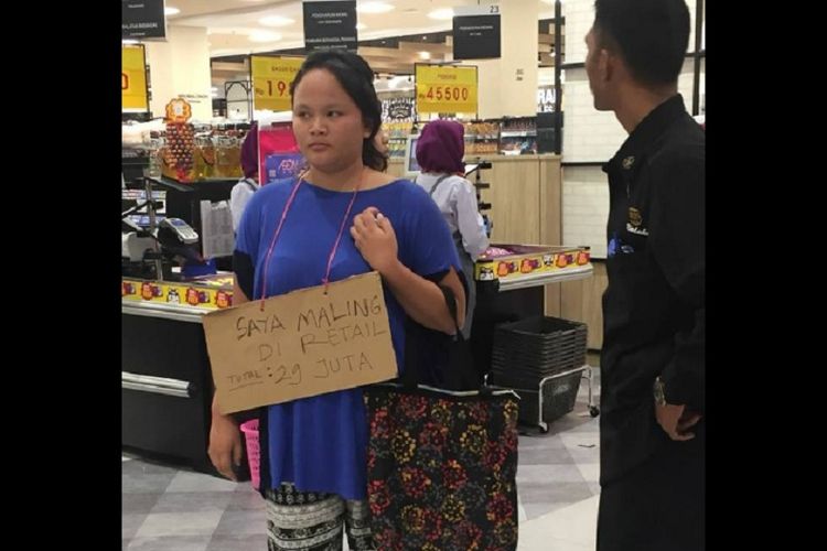 Perempuan yang mencuri di Aeon Mall Jakarta Garden City (JGC), Cakung, Jakarta Timur ditangkap sekuriti mal.