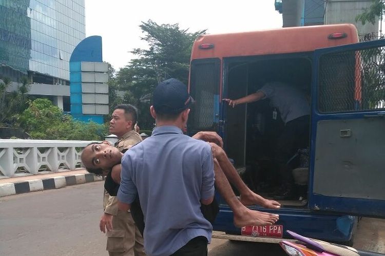 Gelandangan penderita TBC dievakuasi Dinas Sosial dari kolong jembatan Lebak Bulus, Minggu (15/10/2017).