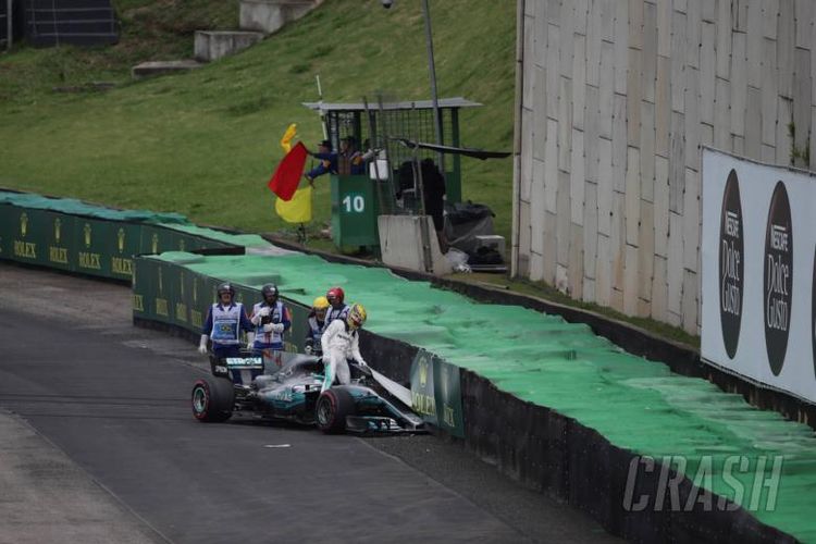 Pebalap Mercedes, Lewis Hamilton, keluar dari mobilnya setelah mengalami kecelakaan parah pada kualifikasi GP Brasil di Sirkuit Interlagos, Sabtu (11/11/2017).