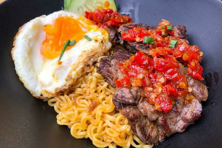 Ada gerai kuliner di Malaysia yang menawarkan sajian Indomie dipadukan mulai dari sate hingga steak. Gerai Indomie tersebut dinamakan IndoBowl.