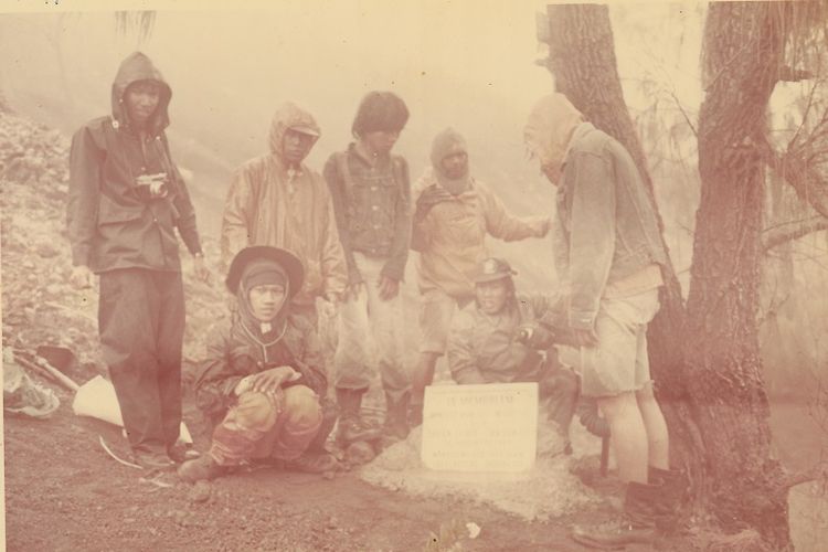 Anggota Mapala UI dipotret saat melakukan kegiatan pemasangan plakat In Memoriam Soe Hok-Gie di Gunung Semeru, Jawa Timur pada tahun 1971. Soe Hok-Gie, anggota Mapala UI dengan nomor M-007-UI meninggal di Gunung Semeru pada tanggal 16 Desember 1969. Mapala UI sebagai salah satu pelopor pencinta alam di Indonesia, memiliki foto-foto yang menjadi bagian sejarah kepencintaalaman di Indonesia.