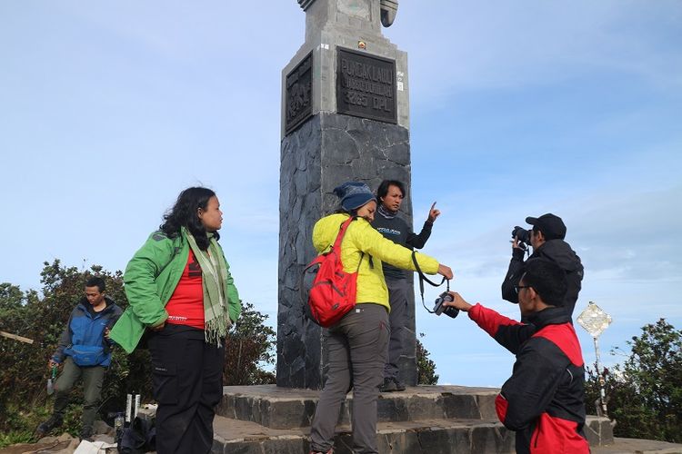 Pendaki berfoto di Puncak Hargo Dumilah Gunung Lawu, Jawa Timur, Jumat (29/12/2017). Sejumlah pendaki memanfaatkan momen libur akhir tahun untuk mendaki Gunung Lawu.