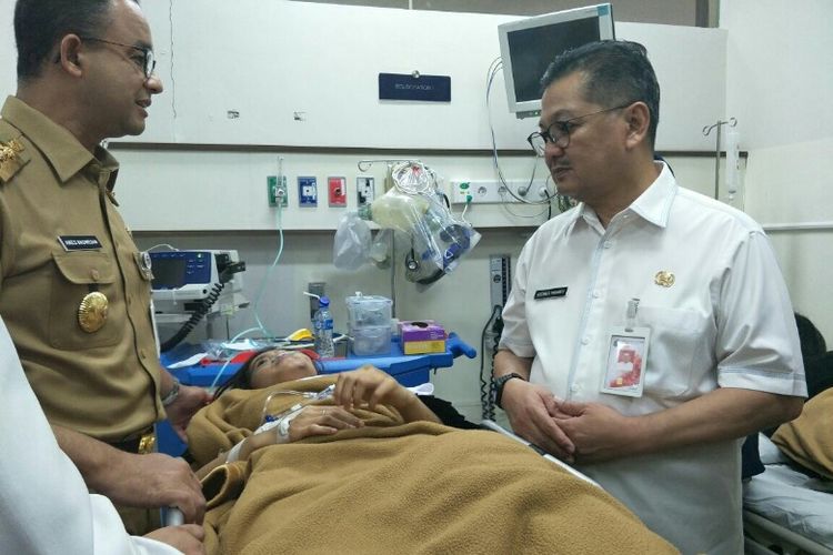 Gubernur DKI Jakarta Anies Baswedan menjenguk korban robohnya mezanin Gedung BEI di RS Siloam Semanggi, Senin (15/1/2018).