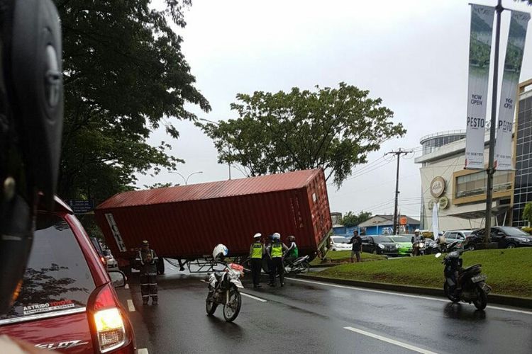 Sebuah truk bermuatan triplek tersangkut di u-turn dekat German Center BSD, Tangerang Selatan, Selasa (30/1/2018).