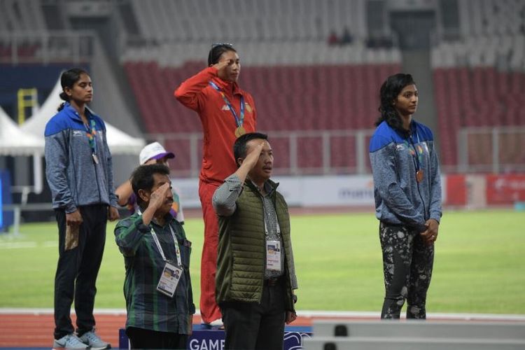 Maria Londa (tengah) berhasil menjuarai lomba lari pada test event atletik di Stadion Utama Gelora Bung Karno, Senayan, Jakarta, Minggu (11/2) malam. 
