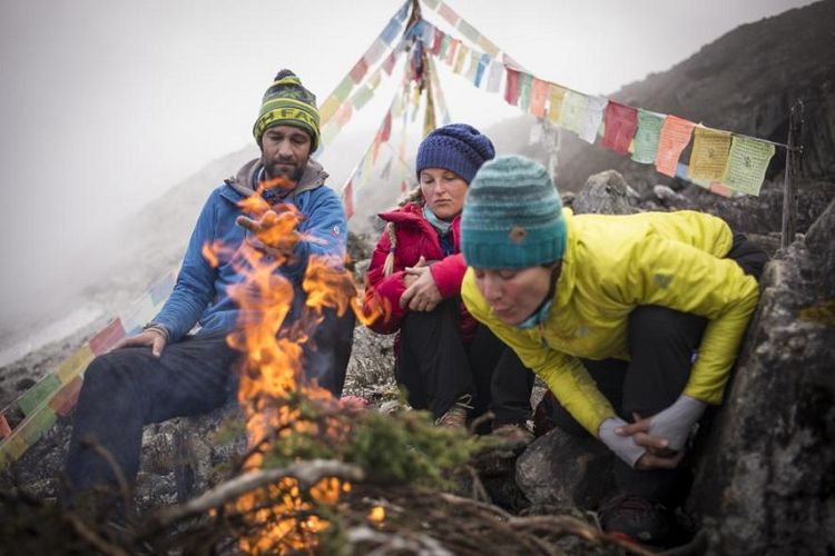Tim pendaki Hkakabo Razi dari ekspedisi North Face - National Geographic yakni Renan Ozturk, Emily Harrington, dan Hillary O Neill berada di basecamp Gunung Hkakabo Razi.