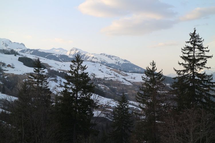 Pemandangan Pegunungan Alpen dilihat dari Les Avanchers, Valmorel, Perancis, Sabtu (7/4/2018). Pegunungan Alpen merupakan salah satu tujuan wisatawan dari berbagai belahan dunia untuk bermain ski.
