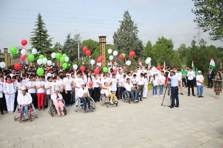 Tidak kurang dari 1.200 peserta yang terdiri dari para pelajar, atlet difabel, dan warga memadati Dushanbe Youth Garden yang terletak di jantung ibu kota Tajikistan tersebut.