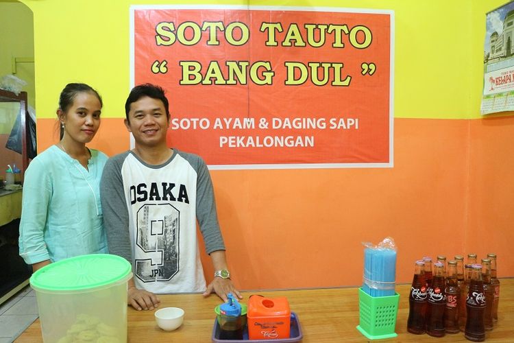 Pemilik Warung Soto Bang Dul cabang Jalan Gajah Mada, Dedek Hariyanto (32) dengan istrinya. Dedek merupakan anak kedua Bang Dul yang mengembangkan kuliner soto tauto. Ia sudah merintis usaha soto tauto sendiri sejak enam tahun yang lalu.