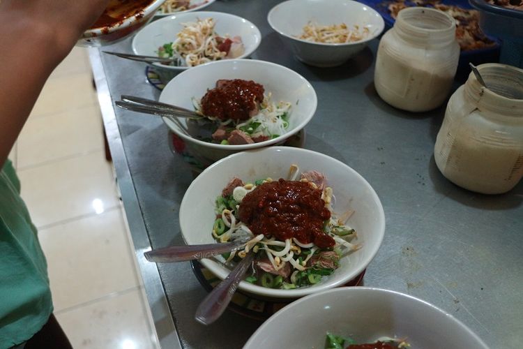 Penjual soto tauto di Warung Soto Tauto Bang Dul cabang Jalan Gajah Mada, Kota Pekalongan menyiapkan kuliner soto tauto. Soto tauto merupakan kuliner khas Pekalongan. Soto tauto sendiri merupakan salah satu kuliner yang dicari wisatawan yang berkunjung ke Pekalongan.