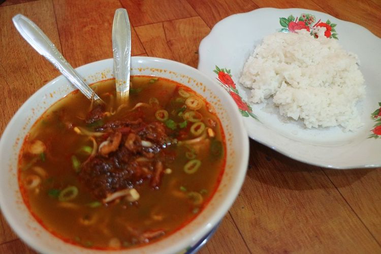 Semangkuk soto tauto serta nasi putih di Warung Soto Tauto Bang Dul cabang Jalan Gajah Mada, Kota Pekalongan. Soto tauto merupakan kuliner khas Pekalongan. Soto tauto sendiri merupakan salah satu kuliner yang dicari wisatawan yang berkunjung ke Pekalongan.