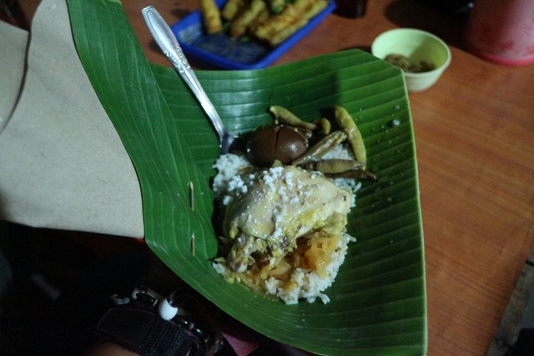 Seporsi nasi liwet dengan tambahan lauk berupa ayam kampung, telur rebus, dan ati ampela. Nasi liwet di Solo bisa ditemukan di beberapa daerah seperti Keprabon, Pasar Kliwon, Keraton Mangkunegaraan, dan juga di Laweyan.