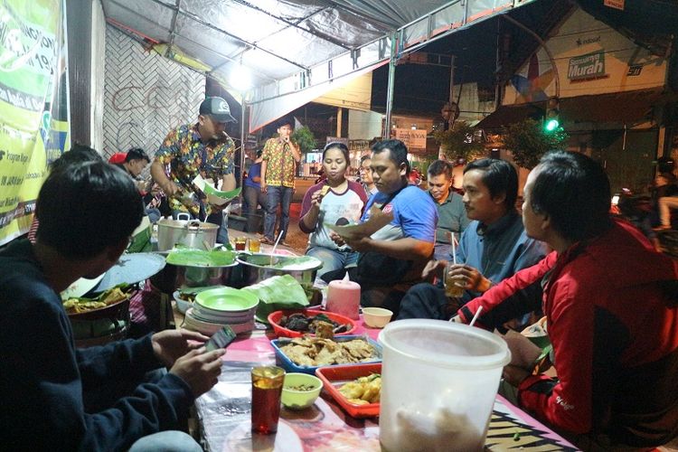 Pembeli duduk di Warung Nasi Liwet Mbok Mami Mbak Kus di Jalan Dr. Rajiman, Laweyan, Solo, Jawa Tengah. Nasi liwet di Solo bisa ditemukan di beberapa daerah seperti Keprabon, Pasar Kliwon, Keraton Mangkunegaraan, dan juga di Laweyan.