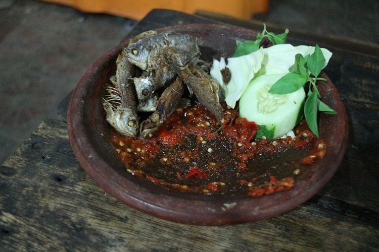 Kuliner khas Mojokerto, sambal wader tersaji di sebuah warung di Mojokerto, Jawa Timur, Senin (4/6/2018). Sambal wader merupakan salah satu kuliner khas Mojokerto yang sulit ditemui.