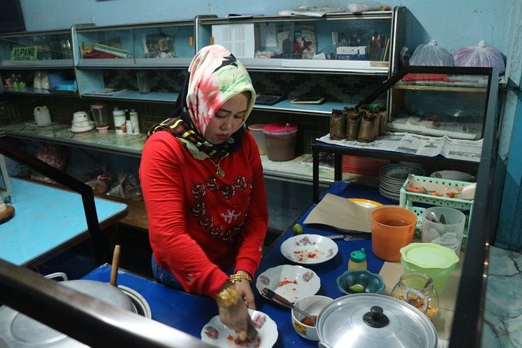 Penjual lontong kupang, Nafisha Melly (31) sedang meracik bumbu lontong kupang di Warung Lontong Kupang Bu Ning di bilangan Pasar Keraton, Pasuruan, Jawa Timur, Selasa (5/6/2018). Lontong kupang merupakan salah satu makanan khas Pasuruan. 