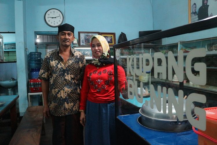 Nafisha Melly (kanan) dan suami almarhum Bu Ning di Warung Lontong Kupang Bu Ning di bilangan Pasar Keraton, Pasuruan, Jawa Timur, Selasa (5/6/2018). Lontong kupang telah dijual dari tahun 1969 mulai dari generasi orang tua almarhum Bu Ning.