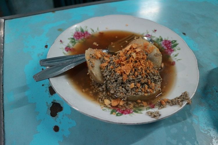 Seporsi ontong kupang di Warung Lontong Kupang Bu Ning di bilangan Pasar Keraton, Pasuruan, Jawa Timur, Selasa (5/6/2018). Lontong kupang merupakan salah satu makanan khas Pasuruan