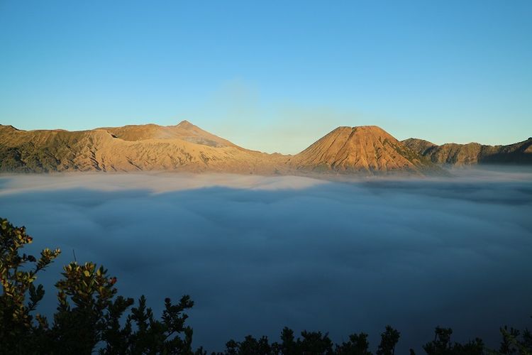 Pemandangan matahari terbit dari Bukit Mentigen, Cemoro Lawang, Desa Ngadisari, Sukapura, Probolinggo, Jawa Timur. Bukit Mentigen adalah salah satu alternatif tempat melihat matahari terbit selain Bukit Penanjakan di Taman Nasional Bromo Tengger Semeru.