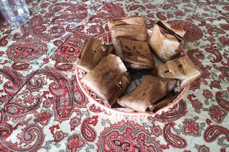 Kuliner khas Kutoarjo, Jawa Tengah, kue lompong. Kue lompong dibuat dari bahan-bahan seperti batang daun talas atau lompong, tepung merang, tepung ketan, dan gula pasir serta dibungkus daun pisang kering. Sementara, isinya dari tumbukan kacang tanah.
