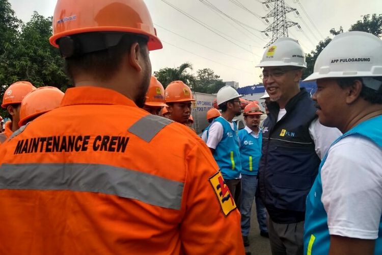 Kepala Divisi Operasi Regional PLN Transmisi Jawa Bagian Barat (TJBB) Bima Putrajaya saat memberikan arahan kepada petugas di PLN Area Pelaksana Pemeliharaan (APP) Cawang, Jakarta Timur, Selasa (10/7/2018).