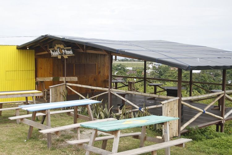 Kafe kopi di obyek wisata Bukit Satu Hati di Pulau Biak, Papua Barat. Dari Bukit Satu Hati, wisatawan bisa melihat landmark Kota Biak seperti Bandara Frans Kaisiepo,  Lanud Manuhua, dan Pelabuhan Laut Biak Kota. 