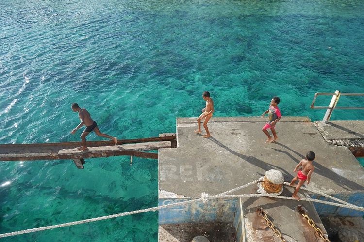 Anak-anak bermain di sekitar di Pelabuhan Mamwor Biak, Papua Barat. 