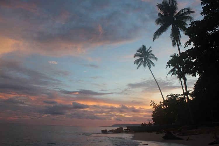 Pemandangan matahari terbenam di Pantai Bosnik, Biak, Papua Barat. Foto diambil oleh tim Ekspedisi Bumi Cenderawasih Mapala UI.