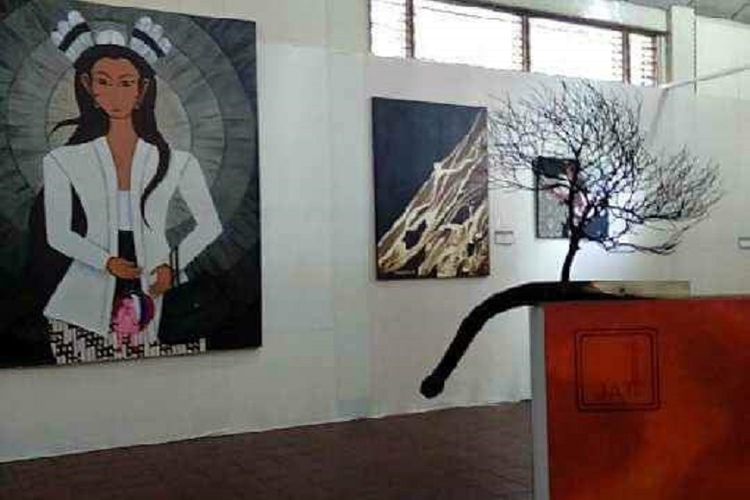 Karya para perupa Kalbar yang dipamerkan dalam Pontianak Art Exhibition 2017 yang diselenggarakan di komplek Museum Kalbar bulan Juni 2017.