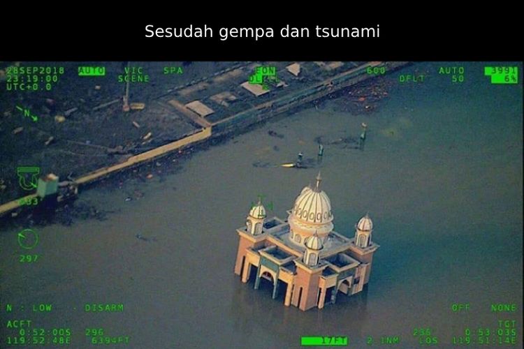 Kondisi Masjid Arkham Babu Rahman atau Masjid Terapung di Pantai Talise, Palu, Sulawesi Tengah, pasca-gempa dan tsunami.