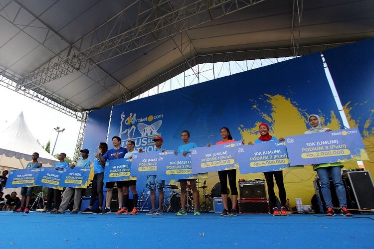 Jarak 42,195 kilometer berhasil ditempuh oleh oleh para pelari asal Jawa Timur ini dalam waktu 2:53:55. Catatan waktu terbaik ini membuat mereka mendapatkan hadiah utama senilai Rp 25 juta.