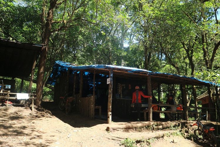 Bangunan semi permanen di jalur pendakian Gunung Ciremai via jalur Palutungan tepatnya di Pos Cigowong, Jawa Barat. Bangungan itu digunakan sebagai warung oleh masyarakat setempat dan tempat beristirahat pendaki.