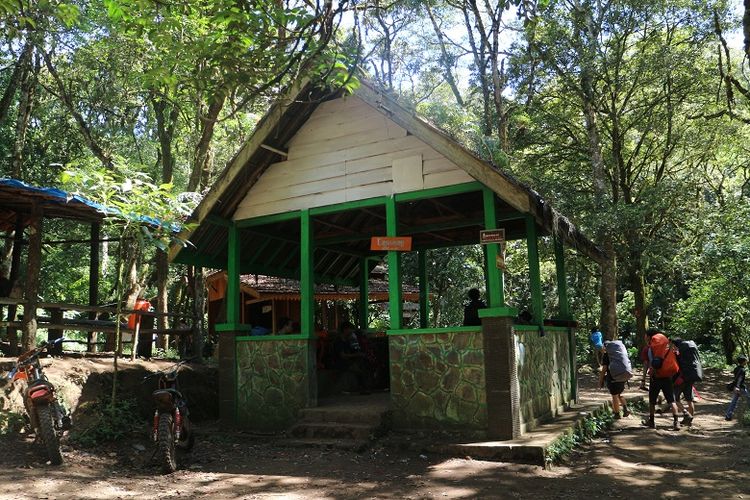 Sejumlah pendaki melintasi shelter pendakian Pos Cigowong Gunung Ciremai via jalur Palutungan, Kuningan, Jawa Barat, akhir Juli 2018.