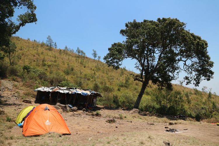 Kondisi pos pendakian Pondok Kopkopan di Gunung Arjuno via jalur Tretes, Pasuruan, Jawa Timur, Oktober 2018. 