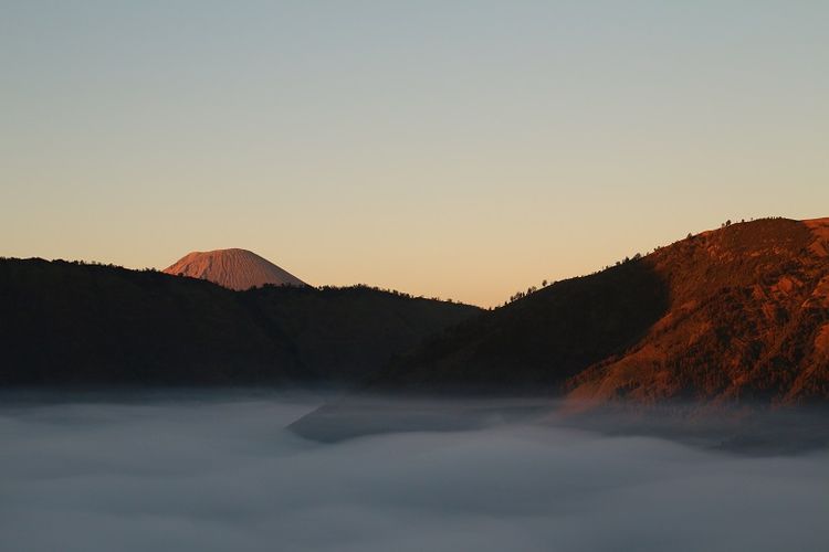 Pemandangan Gunung Semeru saat berburu matahari terbit dari Bukit Mentigen, Cemoro Lawang, Desa Ngadisari, Sukapura, Probolinggo, Jawa Timur. Bukit Mentigen adalah salah satu alternatif tempat melihat matahari terbit selain Bukit Penanjakan di Taman Nasional Bromo Tengger Semeru.