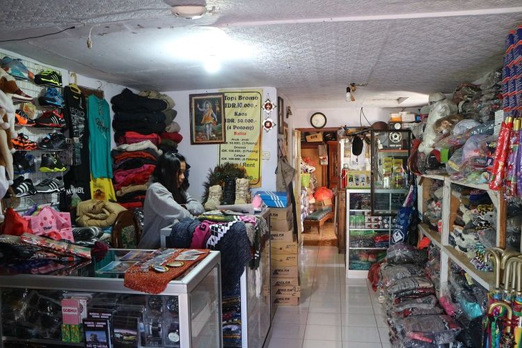Sebuah toko suvenir dan penyewaan perlengkapan baju hangat di Cemoro Lawang, Desa Ngadisari, Sukapura, Probolinggo, Jawa Timur. Cemoro Lawang adalah pintu masuk ke salah satu alternatif tempat melihat matahari terbit yaitu Bukit Mentigen.