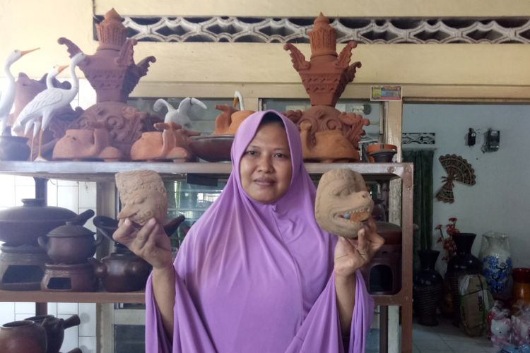 Nurwati (38), salah seorang pedagang  gerabah di Desa Sitiwinangun, Kecamatan Jamblang, Cirebon, Jawa Barat. Ia mengakui, produk gerabah di desanya lebih mengandalkan produk gerabah untuk kebutuhan sehari hari, ketimbang produk gerabah halus. Produk paling laku adalah kendil ari ari, gentong tempat empal gentong, pendaringan (gentong tempat beras), memolo (ornamen khas Cirebon yang dipasang di atas bangunan, tungku kecil untuk memasak kue serabi, dan koi (mangkok tempat peleburan emas).
