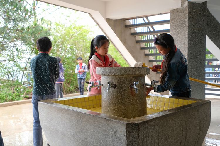 Tempat cuci tangan menjadi fokus utama ketika memasuki bangunan sekolah