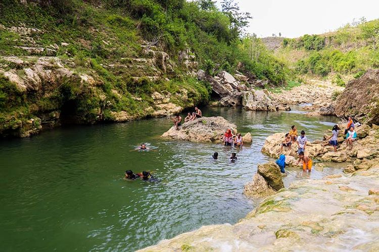 Pengunjung Air Terjun Sri Gethuk bisa bermain air di aliran Sungai Oya.