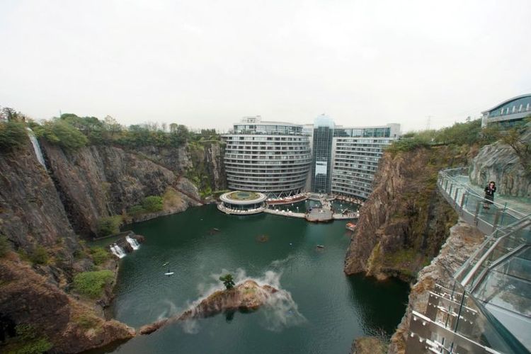 InterContinental Shanghai Wonderland yang dibangun di dinding jurang