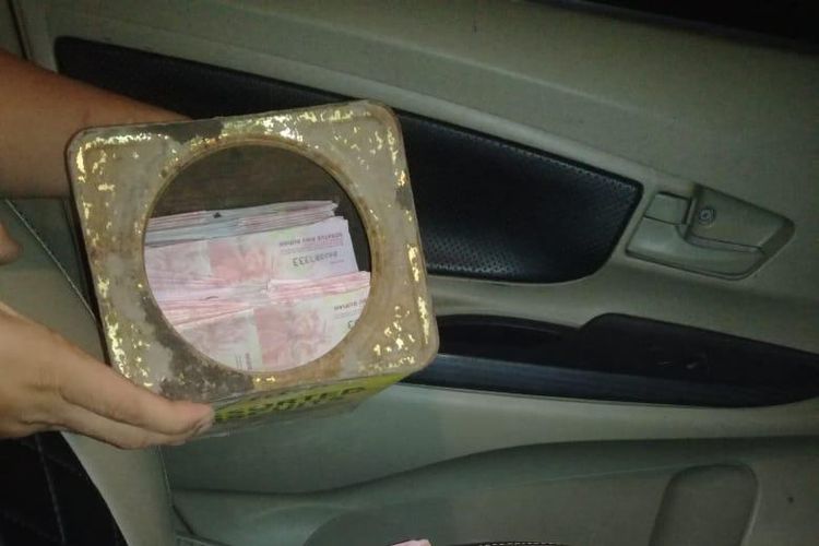 Barang bukti uang palsu pecahan seratus ribu rupiah yang disita petugas kepolisian Polres Dumai