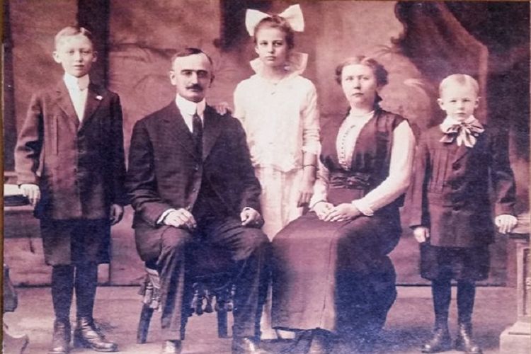Frederick Drumpft dan keluarganya (1915)