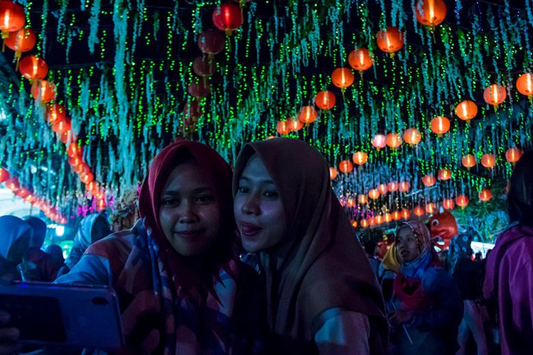 Pengunjung Berfoto dengan Latar Belakang Lampion Pasar Gede Solo