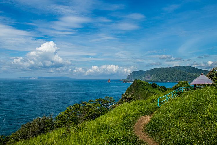 Keindahan pemandangan dari Bukit Suroyo, Pantai Payangan Jember, salah satunya Pulau Nusa Barong di ujung barat daya.