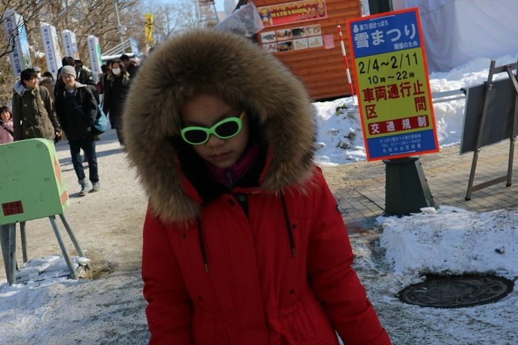 Turis di area penyelenggaraan Sapporo Snow Festival ke-70 di Odori Park, Kota Sapporo, Prefektur Hokkaido, Jepang, Senin (11/2/2019). Sapporo Snow Festival merupakan acara musim dingin tahunan yang digelar di Kota Sapporo.