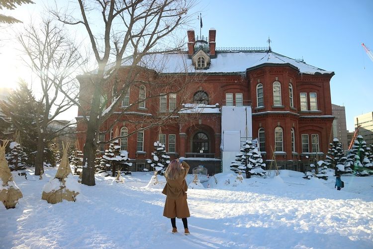 Turis Indonesia, Marischka Prudence menikmati salah satu obyek wisata bekas Gedung Pemerintahan Hokkaido saat musim dingin di Kota Sapporo, Prefektur Hokkaido, Jepang, Senin (11/2/2018).