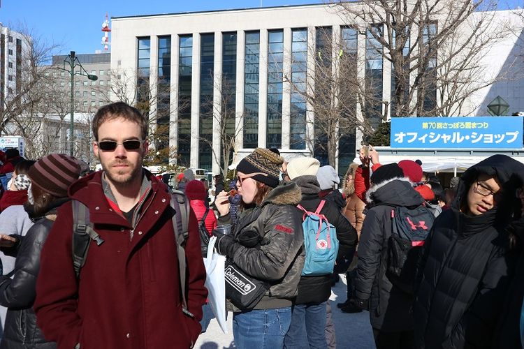 Turis di area penyelenggaraan Sapporo Snow Festival ke-70 di Odori Park, Kota Sapporo, Prefektur Hokkaido, Jepang, Senin (11/2/2019). Sapporo Snow Festival merupakan acara musim dingin tahunan yang digelar di Kota Sapporo.