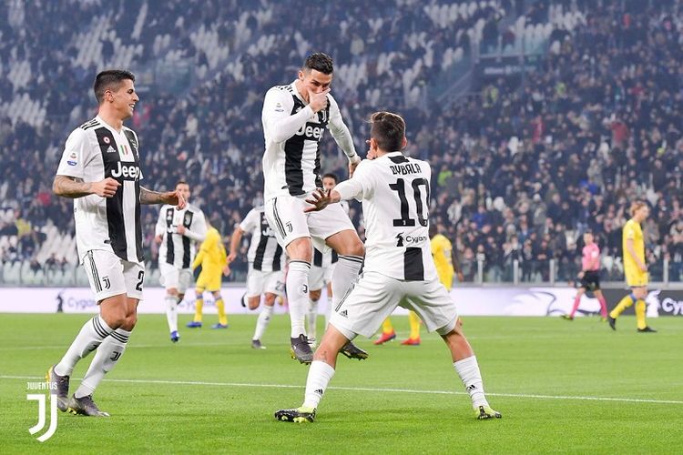 Cristiano Ronaldo dan Paulo Dybala melakukan selebrasi setelah kerja sama mereka membuahkan gol pada menit ke-6 pada laga Juventus vs Frosinone yang digelar di Stadion Juventus, Jumat (15/2/2019) atau Sabtu dini hari WIB.
