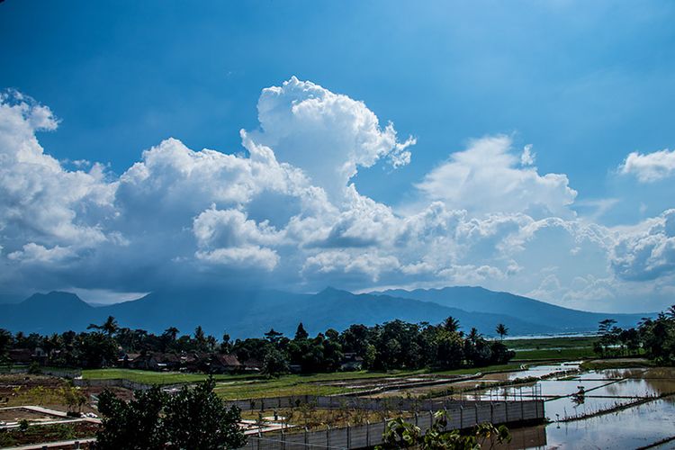 Panorama yang tersaji dari Rimba Resto Saloka Theme Park.